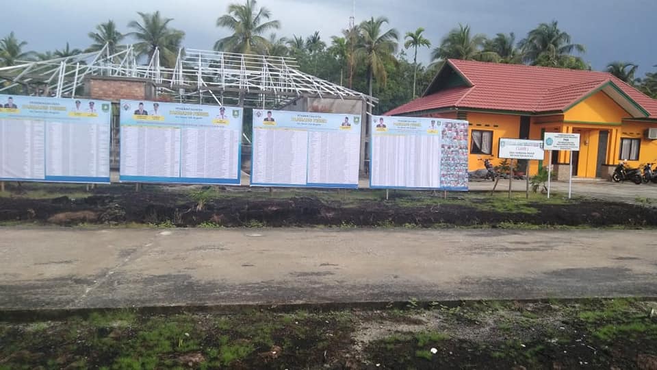 Pemasangan baleho penerima segala bantuan di depan kantor desa pambang pesisir