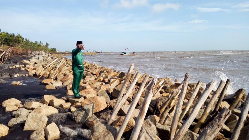 Kades Pambang Pesisir Kecamatan Bantan Curhat Masalah Abrasi Pantai