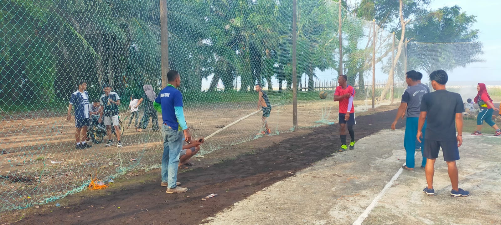 Jelang Turnamen Voli Ball, Para Pemuda Pambang Pesisir Gotong Royong Persiapan Lokasi