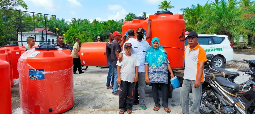 Kades Pambang Pesisir Serahkan Bantuan PAH 1000 Liter Kepada Masyarakat Kurang Mampu