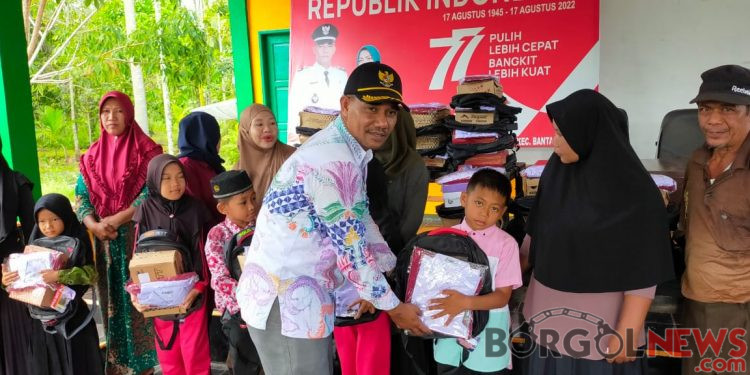 Desa Pambang Pesisir Serahkan Bantuan Pendidikan Kepada Anak Keluarga Kurang Mampu